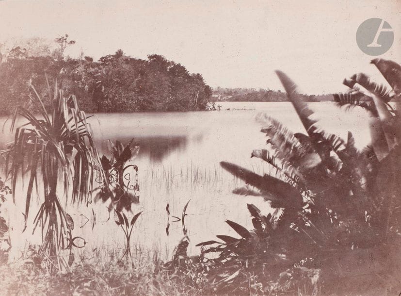 Désiré Charnay (1828-1915)
Madagascar, 1863.
Lac Nosy Be.
Épreuve sur papier albuminé, contrecollée sur carton.
20,8 x 28 cm

 Cette épreuve reprise en gravure a été reproduite dans l’ouvrage de Désiré Charnay, Madagascar à vol d’oiseau, publié en 1864.

Désiré Charnay (1828-1915)
Madagascar, 1863
Lake Nosy Be.
Albumen print, mounted on cardboard.
20,8 x 28 cm