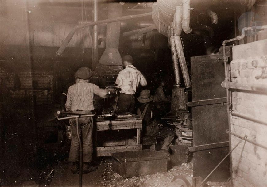 Lewis Hine (1874-1940)
Glass works. Indiana, 1908.
Épreuve argentique d’époque.
12 x 17,7 cm

 Une même image est présente dans les collections de la Library of Congress de Washington.

Lewis Hine (1874-1940)
Glass works. Indiana, 1908.
Vintage gelatin silver print.
12 x 17.7 cm