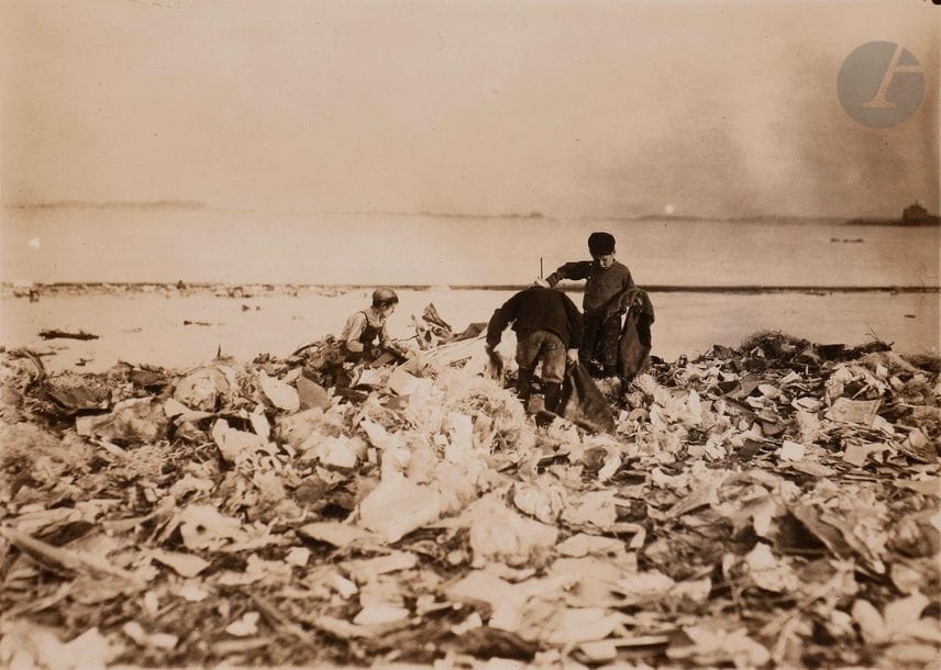 Lewis Hine (1874-1940)
Boys of the dumps.
South Boston, Massachussetts, 1909.
Épreuve argentique d’époque.
12,5 x 17,8 cm

Lewis Hine (1874-1940)
Boys of the dumps.
South Boston, Massachussetts, 1909.
Vintage gelatin silver print.
12.5 x 17.8 cm