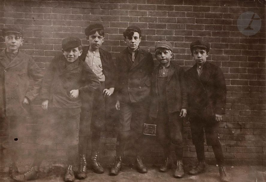 Lewis Hine (1874-1940)
Sweepers in mill. Maine, April 1909.
Épreuve argentique d’époque. Titre et date manuscrits au verso.
11,7 x 17,7 cm

Lewis Hine (1874-1940)
Sweepers in mill. Maine, April 1909.
Vintage gelatin silver print. Title and date handwritten on verso.
11.7 x 17.7 cm