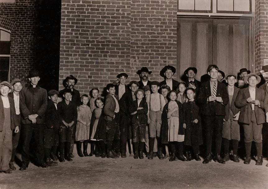 Lewis Hine (1874-1940
)The Marnielli family.
Pemberton, New Jersey. 1910
. 
11.8 x 16.8 cmBibliography

: 
Stéphane Guibourgé, Lewis Hine, all work and no play, Paris, Galerie Baudoin Lebon, 2002, ill. 76.

Lewis Hine (1874-1940)
The Marnielli family.
Pemberton, New Jersey. 1910.
vintage gelatin silver print. 
11.8 x 16.8 cm












