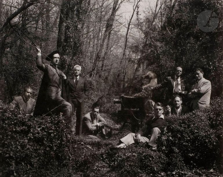 *Irving Penn (1917-2009) 
Les photographes de Vogue. Oyster Bay (at Horst’s), Long Island, New York, 1946. 
Serge Balkin, Cecil Beaton, George Platt Lynes, Constantin Joffe, le mannequin Dorian Leigh, H. P. Horst, John Rawlings, Irving Penn (autoportrait, tenant le déclencheur) et Erwin Blumenfeld. 
Épreuve argentique (c. 1960) contrecollée sur carton. Tampon « Photograph - by - Penn », tampon copyright « Condé Nast » et légende tapuscrite sur étiquette au verso du montage. 
26,5 x 33,8 cm

Bibliographie : 
- Irving Penn, Printemps des Arts de Monte-Carlo, cat. expo., 1986, ill. 1. 
- Irving Penn, Passage, Alfred A. Knopf/Callaway, New York, 1991, p. 21. 

Irving Penn (1917-2009)
Vogue photographers. Oyster Bay (at Horst's), Long Island, New York, 1946.
Serge Balkin, Cecil Beaton, George Platt Lynes, Constantin Joffe, the model Dorian Leigh, H. P. Horst, John Rawlings, Irving Penn (self-portrait, holding the shutter release) and Erwin Blumenfeld.
Gelatin silver print (c. 1960), mounted on cardboard. Stamp "Photograph - by - Penn", copyright stamp "Condé Nast" and typed caption on a label on the back of the mount.
26.5 x 33.8 cm