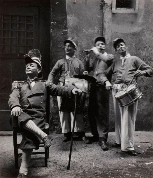 *Irving Penn (1917-2009) 
The Pazarielli, Neapolitan Orchestra. Naples, 1948. 
Silver print (c. 1960) mounted on card. Stamp "Photograph - by - Penn", copyright stamp "Condé Nast" and handwritten title on the reverse of the mount. 
20 x 17.2 cmIrving

Penn (1917-2009) 
The Pazarielli, Neapolitan orchestra. Naples, 1948. 
Gelatin silver print (c. 1960), mounted on cardboard. Stamp "Photograph - by - Penn", copyright stamp "Condé Nast" and handwritten title on the back of the mount. 
20 x 17,2 cm







