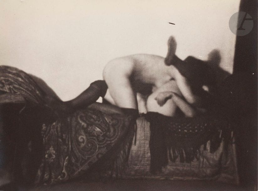 Germaine Krull (1897-1985) 
De la série Les amies, 1924. 
Deux (2) épreuves argentiques d’époque. (Nombreuses cassures dans l’angle en haut à gauche sur l’une des épreuves). 
15,2 x 20,6 et 14,1 x 19,6 cm

 Empreinte de l’esthétique pictorialiste, Germaine Krull s’intéresse ici aux corps de la femme. C’est à cette époque qu’en Allemagne se développe le mouvement naturaliste. La série Freundinnen (les amies) témoigne de l’émancipation de la femme durant l’entre-deux-guerres.

Germaine Krull (1897-1985)
From the serie Les amies, 1924.
Two vintage gelatin silver print. (several breaks on the top left corner on one of the print). 
15.2 x 20.6 and 14,1 x 19,6 cm