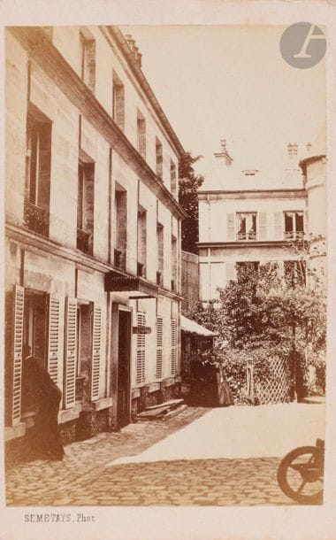 Semetays (Photographe à Paris et Auteuil)
Autoportrait à la chambre. Cour du studio, c. 1860.
Deux (2) épreuves sur papier albuminé au format carte de visite, contrecollées sur cartons du studio.
9,1 x 5,5 cm

Semetays (Photographer in Paris and Auteuil)
Selfportrait with a camera obscura. Studio courtyard, c. 1860.
Two albumen prints in carte de visite dimensions, mounted on studio cardboard. 
9.1 x 5.5 cm