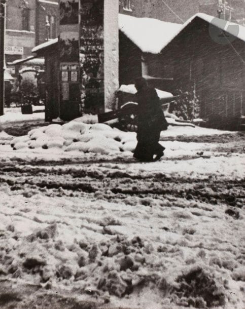 André Kertész (1894-1985)
Hongrie, 13 avril 1913. 
Épreuve argentique (c. 1970). Tampon « Photo by - André Kertész » et date au crayon de la main de Kertész au verso. 
Image : 24,7 x 19,5 cm 
Feuille : 25,3 × 20,3 cm 

André Kertész (1894-1985)
Hungary, 13 April 1913. 
Gelatin silver print (c. 1970). Stamped "Photo by - André Kertész" and dated in pencil by Kertész on verso. 
Image : 24,7 x 19,5 cm 
Sheet : 25.3 × 20.3 cm