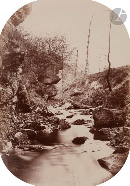 Félix Thiollier (1842-1914) 
Sites de la Loire, c. 1860-1870. 
Vallée d’Onzion près de Saint-Chamond. Onzion près de Saint-Chamond. Base de l’aqueduc à Langonand près de Saint-Chamond. 
Trois (3) épreuves sur papier albuminé, cintrées (2) ou aux coins arrondis (1), contrecollées sur cartons. Légendes à l’encre sur les montages. 
Formats : de 18,4 x 15,2 à 21,5 x 15 cm

Félix Thiollier (1842-1914) 
Sites of the Loire, c. 1860-1870. 
Vallée d’Onzion près de Saint-Chamond. Onzion près de Saint-Chamond. Base de l’aqueduc à Langonand près de Saint-Chamond. 
Three albumen prints, mounted on cardboard. Captions on mounts. 
Dimensions : from 18.4 x 15.2 to 21.5 x 15 cm