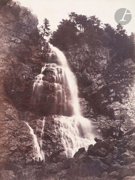 Félix Thiollier (1842-1914) 
Sites de la Loire, c. 1860-1870. 
Chutes d’eau. 
Mont Pilat (Graix). Chute de Semène. Près de Chevrières. Chute du Giers. Chute inférieure du Giers. 
Cinq (5) épreuves sur papier albuminé, aux coins arrondis (4) et cintrée (1), contrecollées sur cartons. Légendes à l’encre sur les montages. 
Formats : de 19,5 x 14 à 21,5 x 15 cm

Félix Thiollier (1842-1914) 
Sites of the Loire, c. 1860-1870. 
Waterfalls. 
Mont Pilat (Graix). Chute de Semène. Près de Chevrières. Chute du Giers. Chute inférieure du Giers. 
Five albumen prints, mounted on cardboard. Captions on mounts. 
Dimensions : from 19,5 x 14 to 21,5 x 15 cm