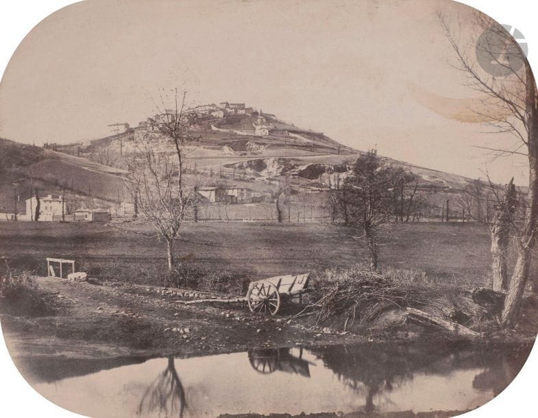 Félix Thiollier (1842-1914) 
Sites de la Loire, c. 1860-1870. 
Montarcher. Saint Priest (Saint-Priest-en-Jarez). 
Deux (2) épreuves sur papier albuminé, cintrée (1) et aux coins arrondis (1), contrecollées sur cartons. Légendes à l’encre sur les montages. 
Formats : de 12,3 x 19,8 à 16,5 x 20,8 cm

Félix Thiollier (1842-1914) 
Sites of the Loire, c. 1860-1870. 
Montarcher. Saint Priest (Saint-Priest-en-Jarez). 
Two albumen prints mounted on cardboard. Captions on mounts. 
Dimensions : from 12,3 x 19,8 to 16,5 x 20,8 cm