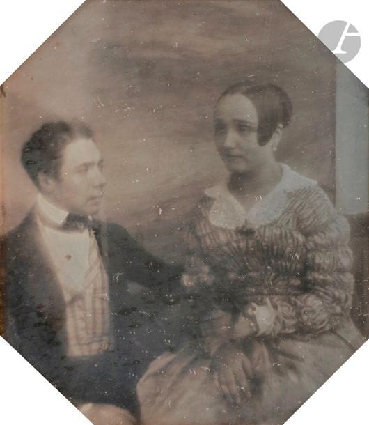 Daguerréotypiste non identifié
Couple, c. 1845. 
Daguerre?otype 1/4 de plaque, dans un cadre en métal repoussé. 
12,5 x 10,5 cm (à vue)

Unidentified daguerreotypist
Couple, c. 1845. 
Daguerreotype, 1/4 plate, in an embossed metal frame. 
12.5 x 10.5 cm