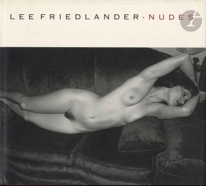 FRIEDLANDER, LEE (1934)
Nudes.
New-York, Pantheon Books, 1991.
In-4 oblong (24,5 x 27,5 cm). Édition originale, 110 pp., 84 photographies en noir et blanc hors-texte. Relié pleine toile couleur bordeaux avec titre imprimé en creux au dos en caractères dorés, jaquette illustrée.
Réf. Bertolotti p. 268