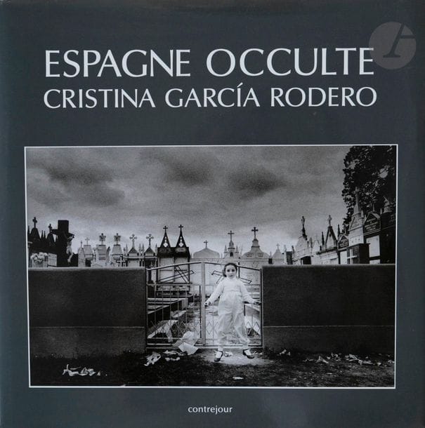 GARCIA RODERO, CRISTINA (1949)
Espagne occulte.
Contrejour, Paris, 1990.
In-4 carré (29,5 x 29,5 cm). Édition originale française. 156 pp. 126 photographies en noir et blanc. Textes de Claude Nori et Christian Caujolle. Reliure d’éditeur avec titre imprimé en creux ton sur ton et jaquette illustrée.
