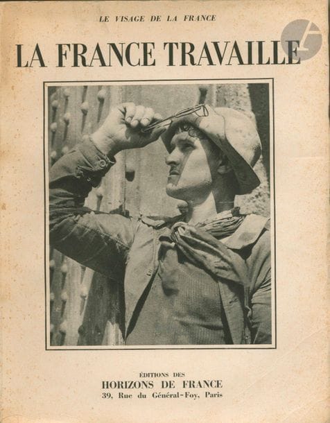 KOLLAR, FRANCOIS (1904-1979)
La France travaille.
Éditions des Horizons de France, Paris, 1932.
In-4 (32,5 x 24,5 cm). Édition originale, brochée. 428 pp. Préface de Paul Valéry. Couverture souple illustrée (quelques rousseurs). Ce volume regroupe 7 des 15 fascicules de la France travaille. Les couvertures originales ont été conservées et regroupées en fin d'ouvrage. Les thématiques sont : Mineurs ; Les Métiers du Fer ; Gens de Mer ; La Vie des Phares ; Le rail ; l'automobile ; Aux sources de l'énergie. Notre exemplaire est dédicacé et signé par Emile Condroyer, l'auteur du texte sur les "gens de mer".