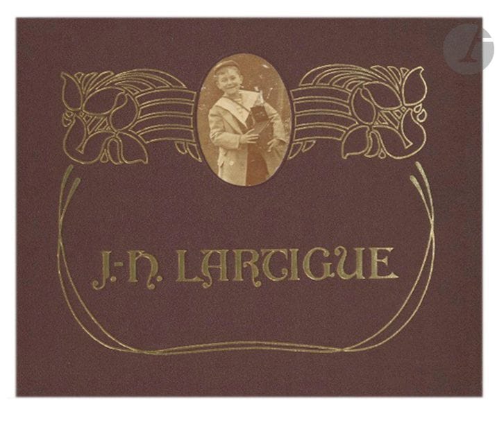 LARTIGUE, JACQUES-HENRI (1894-1986)
Les photographies de J. H. Lartigue.
Un album de famille de la belle époque.
Éditions Ami Guichard, 1966.
In-4 (29?x?21?cm). Édition originale. 130 pp. Exemplaire en fac-simile d’un album de la Belle époque composé de reproductions photographiques contrecollées dans le texte. Le premier livre de J. H. Lartigue. Reliure d’éditeur.