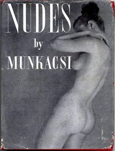 MUNKACSI, MARTIN (1896-1963)
Nudes.
New-York, Greeberg, 1951.
In-4 (31 x 23,5 cm). 80 pp., 79 photographies en noir et blanc imprimées en héliogravure. Reliure cartonnée rouge avec titre imprimé en caractères argentés en couverture et au dos sous jaquette illustrée conçue par Alexey Brodovitch (légères usures d’usage sur les bords).
Réf. Bertolotti p. 142-143.