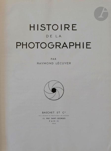 LECUYER, RAYMOND (1879-1950)
Histoire de la photographie.
Baschet et Cie, Paris, 1945.
In-folio (38,5 x 29 cm). Édition originale. 455 pp. 19 planches en couleurs et 55 planches monochromes hors texte ainsi que de très nombreuses illustrations in-texte. Exemplaire complet de sa paire de lorgnons bicolores. Reliure en demi-percaline.