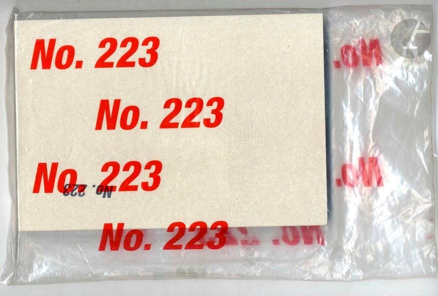 ZHIPENG, LIN (1979)
N° 223
Revolution-Star, Taiwan, 2013.
In-8 (27 X 18,5 cm). Deuxième édition en tirage limité à 1500 exemplaires, 208 pp. brochées sous reliure suisse, photographies en noir et blanc et en couleurs. 2 livrets additionnels de 32 pp. (avec texte en chinois et en anglais) et de 56 pp. (avec photographies en noir et blanc) ainsi que deux posters, le tout dans un petit sac plastique titré en rouge : N° 223 (légère entaille de quelques centimètres sur l’une des faces du sac).
Réf. Parr & Lundgren, The Chinese Photobook, pp. 336-337.