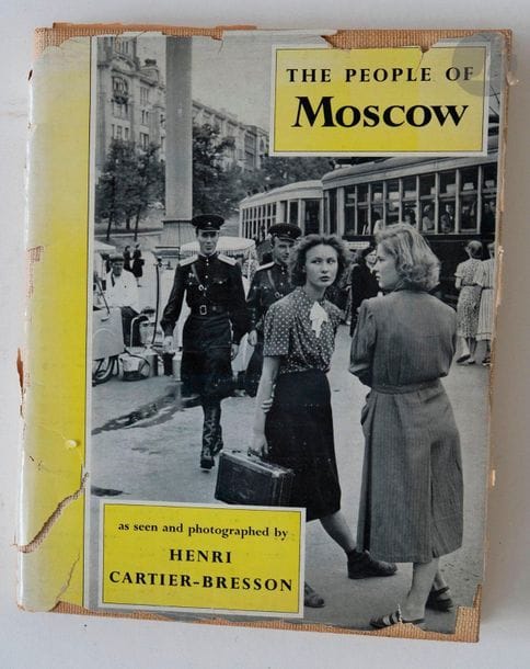CARTIER-BRESSON, HENRI (1908-2004)
The people of Moscow.
Simon and Schuster, 1955.
In-4 (28 x 22 cm). Édition originale. 163 photographies reproduites en héliogravure. Ex-libris. Reliure en tissu sous jaquette illustrée (en très mauvais état).
