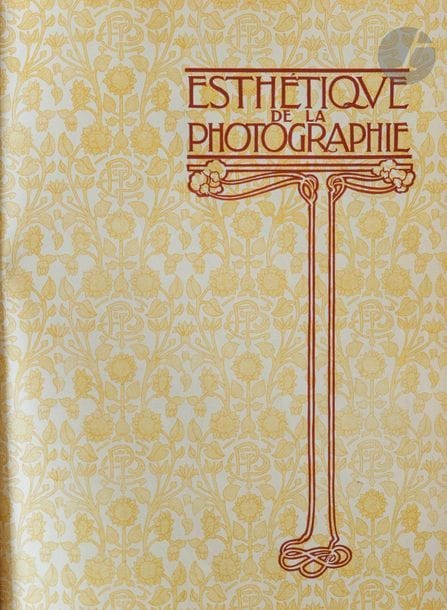 Esthétique de la photographie.
Photo-Club de Paris, 1900.
In-4 (33 x 25 cm). Édition originale. 102 pp. Textes de Robert Demachy, Puyo et al. 110 photographies reproduites en photogravure de P. Bergon,
P. Bourgeois, M. Bucquet, R. Demachy, A. Gilibert, G. Grimpel, R. Le Bègue, C. Puyo et al. ainsi que 14 planches hors-texte avec serpentes portant légende imprimée en caractères orange. Couverture rigide et dos en demi-cuir brun. Très bel exemplaire.
Réf. Auer, p. 84.