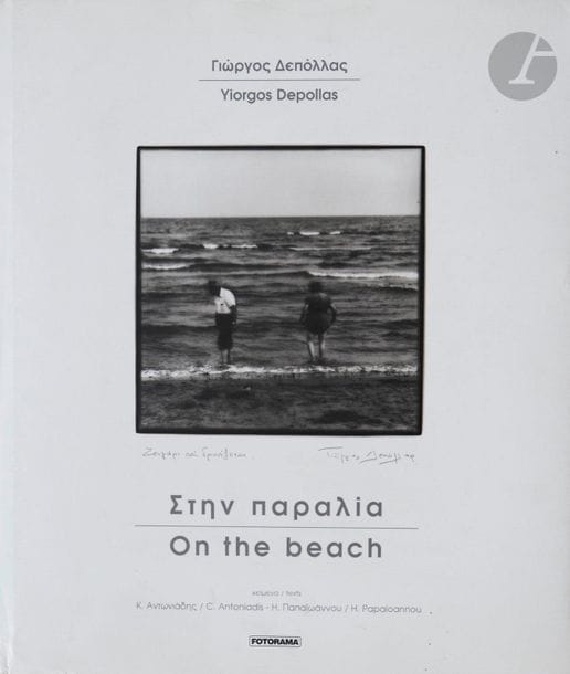 DEPOLLAS, YIORGOS (1947) [Signed]
On the Beach.
Fotorama, 2003.
In-4 (33,5 x 29 cm). Édition originale bilingue (grec-anglais), dédicacée et signée par le photographe. 130 pp. Relié avec jaquette.