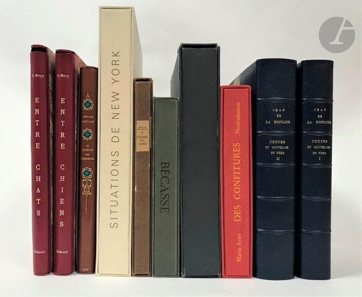 Lot de 10 livres illustrés modernes :

- AVATI (Mario) - NOSTRADAMUS. Des confitures. Paris : Les Bibliophiles de France, [2010]. - In-4, en feuilles, couverture rempliée, chemise et étui de l'éditeur.

Édition hors commerce tirée à 125 exemplaires, illustrée de 12 gravures à la manière noire en couleurs de Mario AVATI. Un des 100 exemplaires nominatifs, celui-ci spécialement imprimé pour Marie-José Guian, enrichi du menu orné d'une gravure de l'artiste.



- BRAYER (Yves) - MONTHERLANT (Henry de). Croire aux âmes. [Marseille] : Jean Vigneau, 1944. - In-8, broché, partiellement non coupé, couverture imprimée rempliée, chemise et étui.

Édition originale tirée à 850 exemplaires, illustrée d'une eau-forte et de 4 compositions hors texte d'Yves BRAYER.

Un des 50 exemplaires hors commerce, celui-ci enrichi d'une suite des illustrations. Chemise et étui brunis.



- DUBOUT - MERY (Docteur F.). Entre chats. - Entre chiens. Monte-Carlo : Édition du livre, [1962-1964]. - 2 ouvrages in-4, reliure à plats rapportés, plats de plexiglass transparent, bande rouge en encadrement, collée au verso, dos lisse de maroquin rouge, couverture et dos conservés, étui (M.J. Guian 2016).

Nombreuses compositions humoristiques d'Albert Dubout dans le texte et à pleine page. Beaux exemplaires.



- LEMARIÉ (Henry). Agenda des trois selliers. Paris : Les Trois selliers, s.d. - In-32, 39 ff. montés en accordéon, dans un étui-boîte en nubuck couleur chair, titre en lettres bleue et auteur en lettres bordeaux sur le plat supérieur (M.J. Guian-Millaud).

Exemplaire divisé en 3 parties montées en accordéon sur papier mauve et vert.



- MARTIN (Charles) - LA FONTAINE (Jean de). Contes et Nouvelles en vers. Paris : Librairie de France, 1930. - 2 volumes in-4, demi-maroquin bleu à coins, dos à nerfs, tête dorée, non rogné, couverture et dos conservés (Marie-Josée Guian).

Très belle édition illustrée de 64 compositions de Charles Martin, do