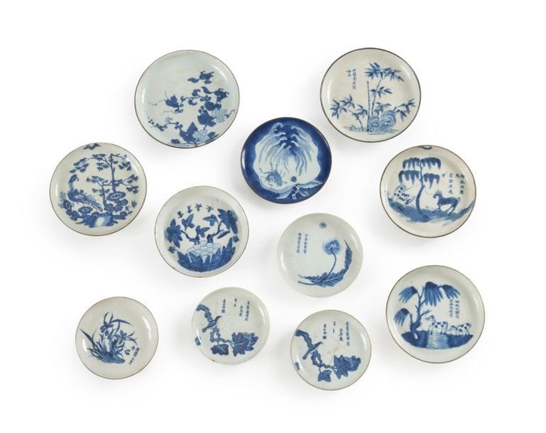 China for Vietnam
Eleven porcelain bowls with blue underglaze underglaze called Hue blue of flowering rocks, poems, birds, lotus, phoenix, insects, bamboos, horses and dormice.
19th century.
Metal straps
Some cracks.