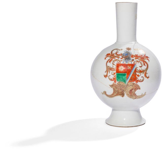 Chine
Vase en porcelaine à panse globulaire sur piédouche et long col cylindrique à décor polychrome sur deux faces des armoiries de la famille Heere van Holy dans un écu cerné de rinceaux feuillagés sous un heaume.
XVIIIe siècle, période Qianlong (1736-1795).
Accidents, col et base rodés.
H : 36 cm

 Les armoiries sont celles de la famille de Heere van Holy, originaires de Middelburg et Dordrecht. Voir C. Jorg, Chinese ceramics in the collection of the Rijksmuseum, 1997, p. 310, n° 366.