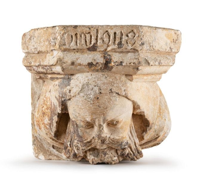 Corbeau en pierre calcaire sculptée d’une tête d’homme barbu portant un capuchon ; inscription Nimlaus dans la moulure.
XIIIe siècle.
(Quelques accidents et manques).
H : 24 cm, L : 26 cm, P : 32 cm 