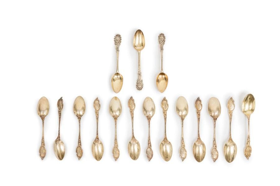VICTOR BOIVIN, LATE 19th CENTURY
13 teaspoons in a row in gilt red, rocaille style, numbered on the spatula. Three gilt vermeil mocha spoons of a different model with a figure wearing a cap on the spatula are attached.
Minerva punch and traces of English punch on the attached batchWeight
: 252.60 g - length: 12.6 cm and 11.7 cm

 
