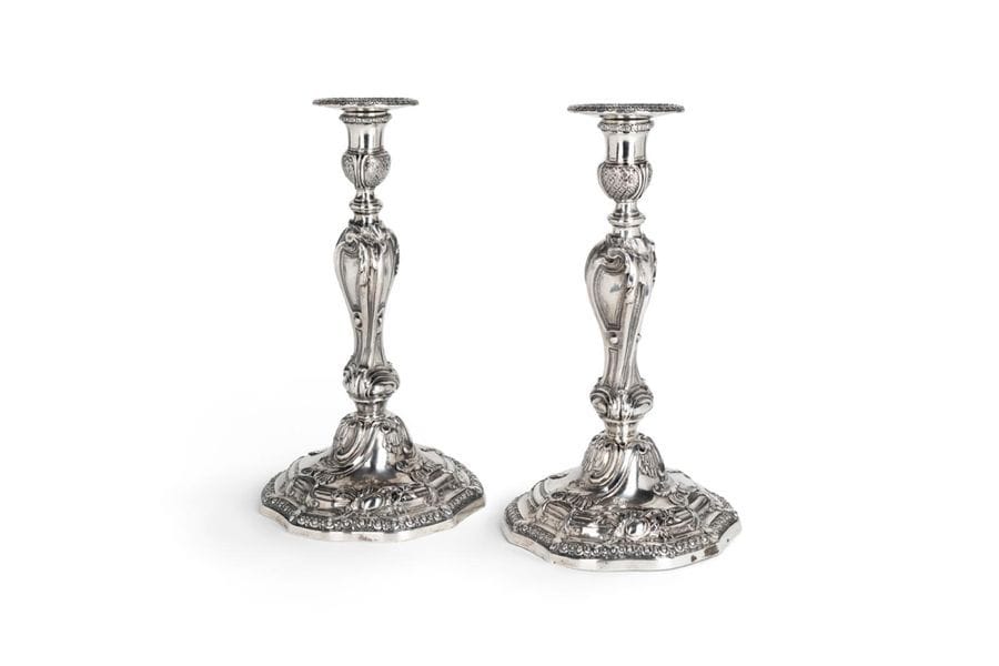 FRANCE XIXth CENTURY A pair of
torches in molten silver bearing apocryphal hallmarks (crossed out). Inspired by the 18th century, the model combines two pairs of torches by master goldsmith Michel Delapierre (circa 1750).
Weight : 1540 g - height : 26.2 cmBibliography

:
Faith Dennis, Three Centuries of french domestic silver, page 98 and 99, under numbers 112 and 113


.

