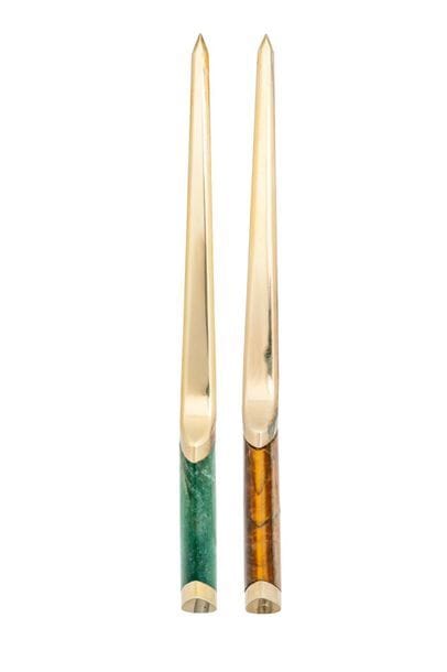 Two 925 vermeil letter openers ‰ and hard stones, tiger eye and aventurine handle.
Engraved on the blade: ALEXANDRE REZA 23 PLACE VENDÔME PARISPross weight:
258.40 g - length: 29.7 cm

