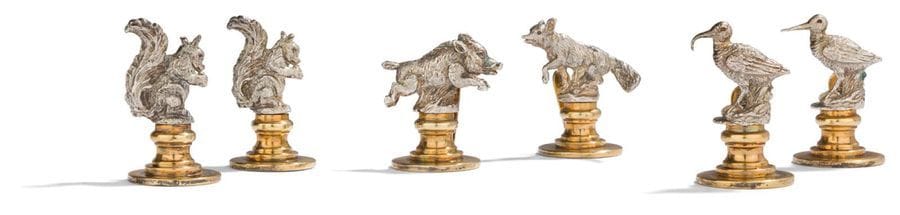 Foreign WorkSix
nametags in 925 silver ‰ and vermeil featuring two squirrels, two woodcocks, a boar and a fox, in their case.
Weight: 191.70 g - height: 3.5 cm

