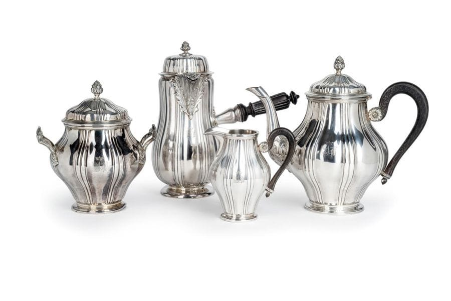 FRANCE DÉBUT DU XXe SIÈCLE
Service thé café en argent composé d’une théière, d’une chocolatière, d’un sucrier couvert et d’un pot à lait de forme balustre, l’intérieur en vermeil. Modèle à côtes alternées de pans en rappel sur le couvercle sommé d’une pomme de pin. Anse en bois tourné à deux points d’accroche. Gravé d’armoiries d’alliance surmontées d’une couronne de marquis.
Poinçon minerve
Orfèvre : Alfred GÉRARD 1899 - 1906
Poids brut : 2393,20 g - hauteur : 23,8 cm - 22 cm - 19 cm et 12,3 cm