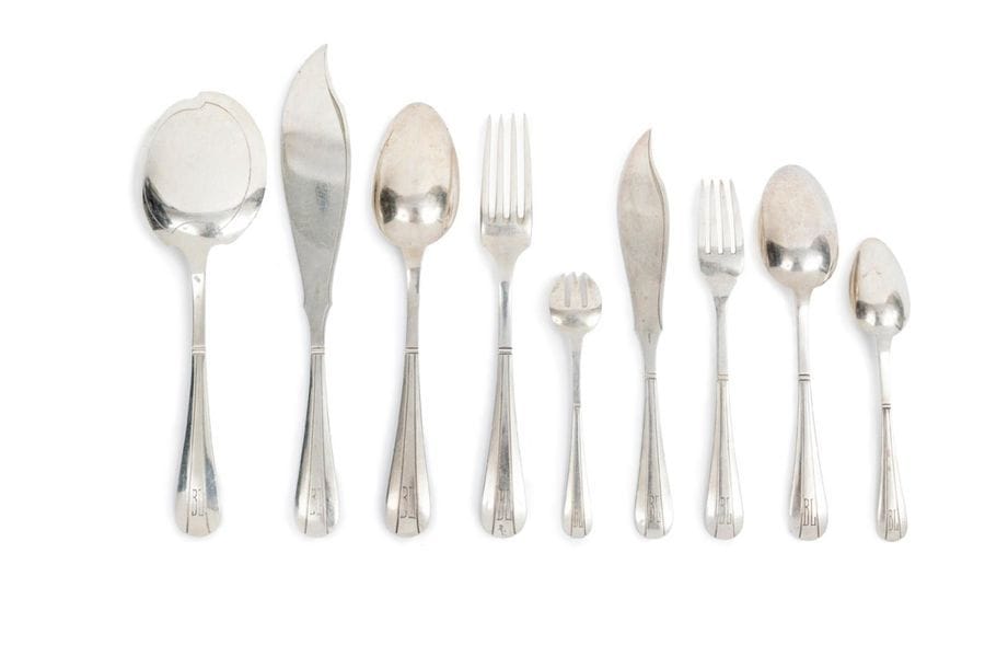 FRANCE CIRCA 1930 -
1940Silver housewife
part
, model with three vertical sides surrounded by a ring in the upper part, engraved BL on the spatula.
It is composed of 94 pieces :
- 12 table for
ks-

12 table spoons-
24 dessert for


ks- 12



dessert spoons-



 12




fish knives-




 12





oyster





 forks-






8 teaspoons-
1 cutlery to serve the fishPoinçon

minerveNet









 weight:









5472,20 g











