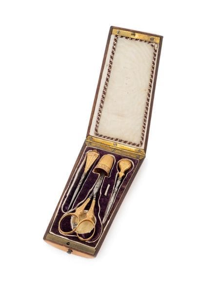 FRANCE XIXe SIÈCLE
Nécessaire à couture en or (18 Kt) dans un écrin trapézoïdal ouvrant à charnière chiffré A dans un écu rapporté. Composé d’un dé, d’une paire de ciseaux et de deux passe-lacets.
État : manque des éléments
Poinçon : tête de bélier
Poids brut : 22,3 g