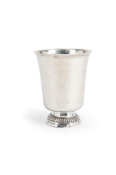 JURIDICTION DE REIMS : CHÂLONS-EN-CHAMPAGNE
Timbale tulipe en argent uni, le piédouche repoussé de godrons et moulurée en bordure du corps de rangs de filets. Gravée des lettres C A sur le piédouche.
Maître orfèvre : poinçonné trois fois : Nicolas JOUETTE, reçu en 1788
État : petite déformation, à redresser
Poids : 111,80 g - hauteur : 10 cm