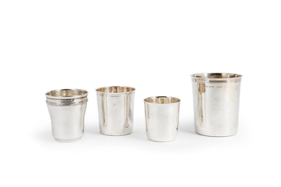 PARIS DE 1788 AU XXe SIÈCLE
Lot de quatre timbales à fond plat :
- PARIS 1788, chiffrée FM
Poids : 57,4 g - hauteur : 6,6 cm
- PARIS 1809 - 1819 - Gravée Arnaud PERE
Orfèvre : Denis COLOMBIER
Poids : 151,70 g - hauteur : 10 cm
On y joint deux gobelets minerve
Poids : 122,60 g