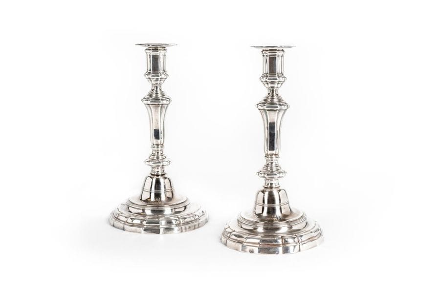 PARIS 1775 - 1776
Paire de flambeaux en argent et une paire de bobèches portant la décharge de Paris à la tête de singe pour les menus ouvrages. Modèle à base contours polylobés de tailles alternées en rappel sur l’ombilic et le fût.
Gravée d’un chiffre postérieur de lettres entrelacées sur la cuvette.
État : anciennes restaurations sur le pied et au départ du fût sur le second. Usures.
Maître orfèvre : René-Pierre FERRIER
Poids : 1130 g - hauteur : 26,7 cm
