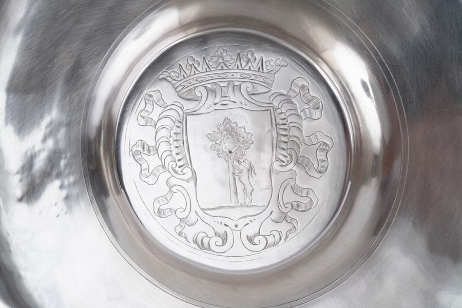 FRANCE XVIIIth CENTURYLarge
venery dish formerly in plated metal, re-silvered. It is engraved in its center with the coat of arms of the CAPRETTI family of Modena, surmounted by a marquis's crown.
Diameter : 43,7 cm

