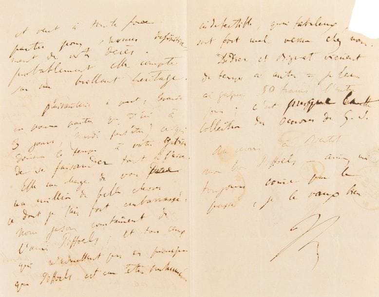 LISZT Franz (1811-1886).
L.A.S. « FL », [Paris 22 janvier 1837], à GEORGE SAND, « Madame Dudevant Nohant près La Châtre » 3 pages in-8 au chiffre M couronné (de Marie d’Agoult), adresse (un petit coin déchiré par bris de cachet).
Amusante lettre à son bon Piffoels, avant le départ de Marie d’Agoult pour Nohant (elle y arrivera le 5 février, pour un long séjour) [Piffoels est le surnom donné à George Sand à cause de son nez].
« Marie est dans son lit depuis 6 jours, mon bon Piffoels. J’ai été deux fois à la diligence pour faire changer les places retenues – elle se meurt d’envie de déménager de chez moi où l’on est fort mal comme vous savez. De plus on est venu nous dire que vous étiez morte ce qui serait grave – et depuis cette fatale nouvelle elle n’a ni trève ni repos et veut à toute force partir pour s’assurer définitivement de votre décès. Probablement elle compte sur un brillant héritage. Plaisanterie à part, Marie ne pourra partir que d’ici à 3 jours, (mardi peut-être) ce qui donnera le temps à votre gibier de se faisander tout à l’aise. Elle me charge de vous dire un million de belles choses, ce dont je suis fort embarrassé. Nous jasons constamment de l’ami Piffoels ; et tous ceux qui n’admettent pas en principe que Piffoels est un être surhumain, indéfectible, quasi fabuleux, sont fort mal venus chez nous. [Charles] Didier et Bignat [Emmanuel Arago] viennent de temps à autre : je leur ai gagné 50 francs l’autre jour ; c’est presque la collection des Œuvres de G. S. Au revoir, à bientôt mon bon Piffoels – aimez-moi toujours comme par le passé, je le vaux bien »… 