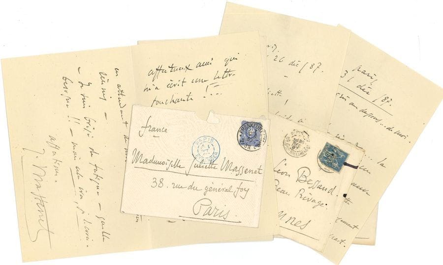 MASSENET Jules (1842-1912).
24 L.A.S. « J. Massenet », « J.M. », « M. » ou paraphe (2 non signées), 1887-[1912], à sa fille JULIETTE ou à son gendre, Léon BESSAND ; 58 pages formats divers, la plupart avec enveloppe.
15 septembre 1887 : « Il y a sur ma table un paquet d’épreuves qui monte aussi haut que la tour Eiffel ! – C’est la parton orche de Werther. Voilà encore de la besogne après M. Magdeleine & Don César. – Hier, Mr Ritt (qui m’a chargé de ses souvenirs) m’a parlé d’un opéra à écrire »… 23 septembre 1887 : son émotion lors des fiançailles de Juliette…
20 janvier 1888 : ce soir, première de Don César à Genève ; la première de Manon à La Haye est fixée au 28… 31 janvier : Manon a connu des ennuis : « On jouera jeudi – mais dans quel état !? – Cependant les répétitions ont été si brillantes. Ovations de l’orchestre – succès ; applaudissements – tout faisait prévoir un GRAND SUCCèS. Et puis : l’ouvrage remis par suite d’une angine ! »… Mercredi 8 [février] : grande émotion après lecture de l’article du Figaro : « J’ai dû diriger la 2de de Manon dans ces conditions ! »… 10 février : satisfait de la Hollande « mais brisé ! », il se réjouit du très grand succès de Mlle Sanderson au concert de mercredi (Valse de Roméo)…
Lundi 10 [juin 1912] : « Ce soir : Manon, 770ème – Roma, mercredi, 10ème et Werther : mercredi aussi, 322ème puis, Thaïs, vendredi : 113ème »… Jeudi [6 juin] : « Je travaille à Cléo, depuis le matin 4h » … Vendredi matin [7 juin] : « Mon état devient une “habitude”… et cela me préoccupe… – Je ne veux plus voir les médecins… Pourquoi les consulter lorsque l’état se maintient malgré leurs soins ? »…
On joint une L.A.S. de sa femme à leur fille, Égreville 1er juin [1912].