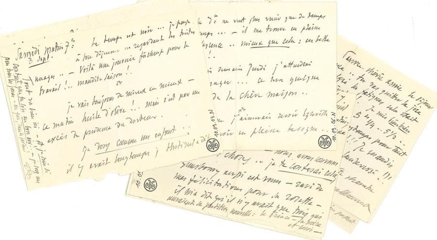 MASSENET Jules (1842-1912).
16 L.A. ou L.A.S. « M. », « ton Bon », ou paraphe, [Paris 3-21 septembre 1910, à SA FEMME] ; 32 pages oblong in-8.
Été « bousculé » : il donne des nouvelles de son appétit, sa digestion, ses vertiges et son sommeil, et en réclame d’Égreville… « Je me remets doucement au travail – le bout de copie… arrêtée si dramatiquement le 20 août… est terminé… Je crois rêver !.. Comment !.. Voilà tout cet ouvrage.. là ! devant moi ! Ouvrage de pte dimension, en tout : 160 pages piano & vx » (mercredi [7 septembre])… Il se promène avec son frère Edmond, le général, reçoit des visites de Jules Claretie et Raoul Gunsbourg, continue d’orchestrer Amadis… Il travaille à des discours pour l’Académie des Beaux-arts, en ayant fait un pour les funérailles d’Emmanuel Frémiet. « Cette Présidence est terrible ! » (14 septembre)… Sa douce lettre l’émeut aux larmes, mais il craint qu’elle ne soit triste ; ils se retrouveront le surlendemain : « Amie si aimée je t’embrasse tendrement » (dimanche [18 septembre])…
On joint une L.A.S. « M. » à sa fille Juliette, [5 novembre 1910], disant son émotion de l’avoir aperçue à la fin de la séance publique annuelle de l’Académie des Beaux-arts [où Massenet prononça un discours]. 