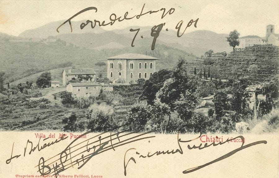 PUCCINI Giacomo (1858-1924).
P.A.S. MUSICALE, Torre del Lago 7 septembre 1901 ; sur carte postale illustrée.
Sur une carte postale (vue photographique de la Villa del M° Puccini à Chiatri), Puccini a inscrit la date « Torre del Lago 7.9.901 », le titre « La Bohème », le thème musical de Mimi (3 mesures) et une grande signature « Giacomo Puccini ». Au dos, d’une autre main, l’adresse de la Signora Corinna Venerione à Rome.
