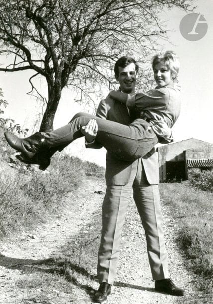 Photographe de plateau 
L'aîné des Ferchaux de Jean-Pierre Melville, 1963. 
Jean-Paul Belmondo. Charles Vanel. Michèle Mercier. 
Deux cahiers in-4 à spirales, composés d'environ 284 épreuves argentiques d'époque, contrecollées sur les feuillets.
Format moyen des épreuves : 9 x 11,5 cm 
Le photographe de plateau crédité durant la réalisation du film est Raymond Voinquel.

Set photographer 
L'aîné des Ferchaux by Jean-Pierre Melville, 1963. 
Jean-Paul Belmondo. Charles Vanel. Michèle Mercier. 
Two 4to notebooks with spirals, composed of approximately 284 vintage gelatin silver prints, mounted on sheets.
Average dimension : 9 x 11.5 cm
The set photographer credited during the making of the film is Raymond Voinquel.