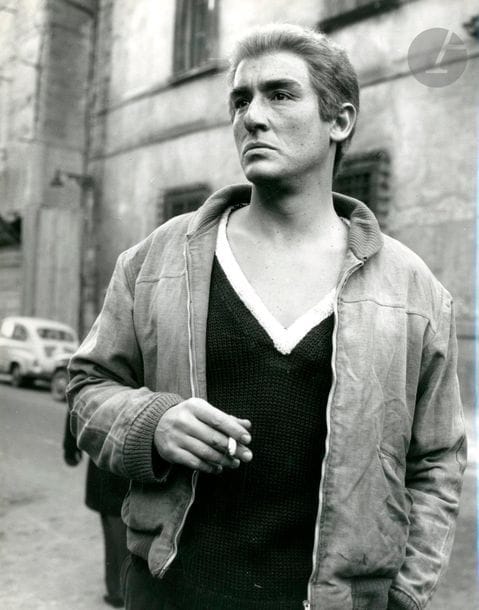 Photographes de plateau 
Vittorio Gassman, 1947-1969. 
Daniele Cortis de Mario Soldati, 1947. 
Les Frontières de la vie de Maxwell Shane, 1953. 
Kean de Vittorio Gassman, 1956. 
L'Héritier de Zorro de Mario Soldati, 1952. 
Fantasmi a Roma d'Antonio Pietrangeli, 1960.
Les Guérilleros de Mario Camerini, 1961.
Il successo de Mauro Morassi, 1963. 
Parlons femmes de Ettore Scola, 1964. 
Cent millions ont disparu de Ettore Scola, 1964. 
Le Prophète de Dino Risi, 1968.
L'arcangelo de Giorgio Capitani, 1969. 
Environ 195 épreuves argentiques. Tampons de presse, dates, légendes et indications de recadrage aux versos. 
Formats : de 11,5 x 17,5 à 30 x 20 cm

Set Photographers 
Vittorio Gassman, 1947-1969. 
Daniele Cortis by Mario Soldati, 1947. 
Les Frontières de la vie by Maxwell Shane, 1953. 
Kean by Vittorio Gassman, 1956. 
Mario Soldati's Heir to Zorro, 1952. 
Antonio Pietrangeli's Fantasmi a Roma, 1960.
Les Guérilleros by Mario Camerini 1961.
Il successo by Mauro Morassi, 1963. 
Parlons femmes by Ettore Scola, 1964. 
One hundred million disappeared by Ettore Scola, 1964. 
The Prophet by Dino Risi, 1968.
The Arcangelo by Giorgio Capitani, 1969. 
About 195 gelatin silver prints. Press stamps, dates, captions and crop marks on versos. 
Dimensions: from 11.5 x 17.5 to 30 x 20 cm