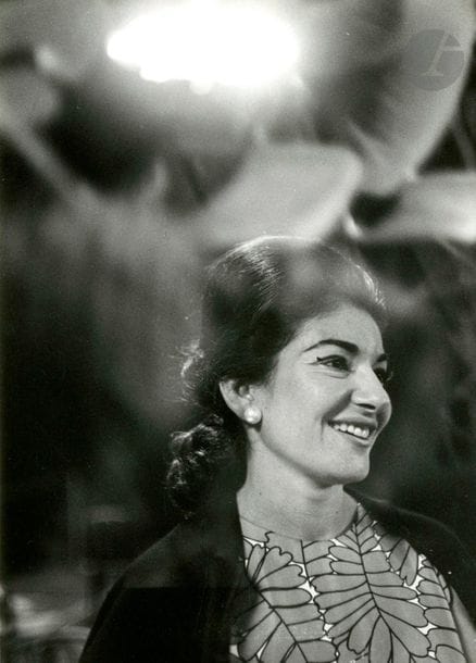 Sabine Weiss (1924)
Maria Callas, 1963.
Épreuve argentique d'époque. Tampon de la photographe au verso. 
24,5 x 17,5 cm

Sabine Weiss (1924)
Maria Callas, 1963.
Vintage gelatin silver print. Photographer's stamp on verso. 
24.5 x 17.5 cm