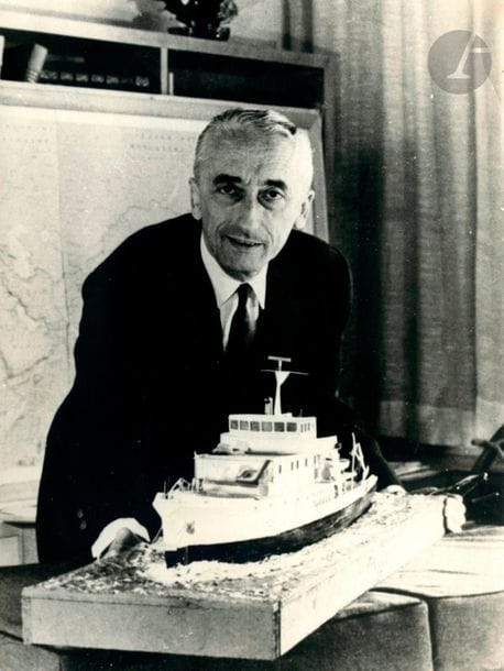 Livio Fioroni et divers
L'officier de marine Jacques-Yves Cousteau, 1970. 
16 épreuves argentiques et contretypes Tampon de photographe, tampons de presse, légendes, dates et indications de recadrage aux versos. 
Formats : de 18 x 24 à 22 x 30 cm

Livio Fioroni and others
Naval Officer Jacques-Yves Cousteau, 1970. 
16 gelatin silver prints ans contretypes. Photographer's stamp, press stamps, captions, dates and crop marks on versos. 
Dimensions: from 18 x 24 to 22 x 30 cm
