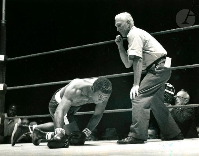 Press photographerAmerican Boxing, 1961-1964. 
Sonny Liston. Action during a round in Chicago. 
Encounter with Floyd Patterson. 

14 vintage silver prints and countertypes. Press stamps, dates, captions and

 cropping instructions on the verses. 

Formats: from 21.

5 x 16.5 to 25.5 x 20 cmPress photographerAmerican
 Boxing,
 1961-1964.

 Sonny Liston. Action during a round in Chicago. Encounter with Floyd Patterson. Reproductions of newspaper clippings

. 

14 vintage gelatin silver prints. Press stamps, dates, captions and crop marks on versos

. 

Dimensions: from 21.5 x 16.5 to 25.5 x 20 cm.

