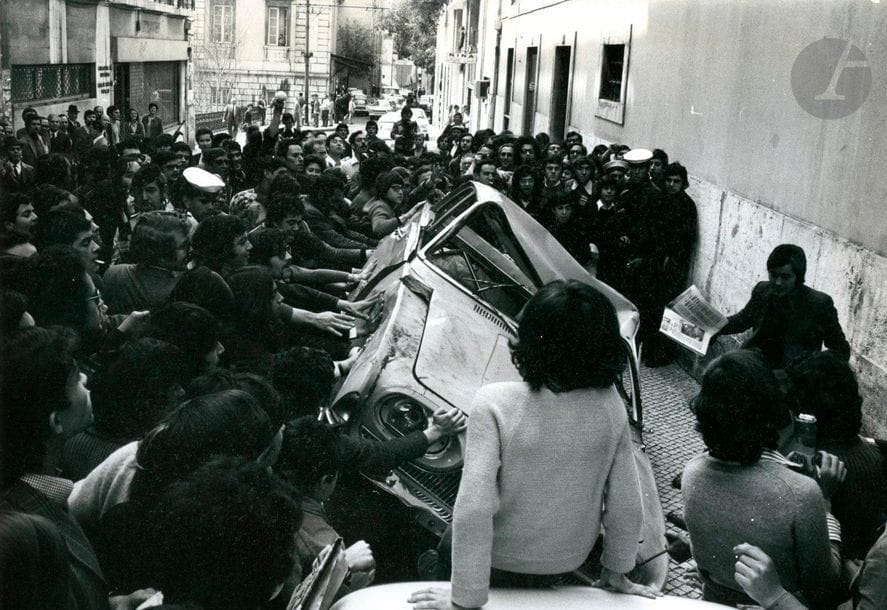 Perry Kretz - Thomas Höpker et divers
Portugal, 1964-1974.
La dictature au Portugal. Général Spinola. Le leader socialiste Mario Soares. Manifestation à Lisbonne. Le secrétaire générale du parti communiste Alvaro Cunhal. Soulèvements. Un memebre de la police secrète arrêté. Général Spinola en Afrique.  
28 épreuves argentiques d'époque. Tampons "Stern", "Stern - Perry Kretz", "Stern-Höpker" aux versos. On joint une brochure de presse dans laquelle les photos sont reproduites ainsi que des feuillets tapuscrits du reportage. 
Formats : de 28,5 x 19 à 24 x 30,5 cm

Perry Kretz - Thomas Höpker and others
Portugal, 1964-1974.
Dictatorship in Portugal. General Spinola. Socialist leader Mario Soares. Demonstration in Lisbon. Communist Party General Secretary Alvaro Cunhal. Uprisings. A member of the secret police arrested. General Spinola in Africa.  
28 vintage gelatin silver prints. Stamps "Stern", "Stern - Perry Kretz", "Stern-Höpker" on versos. Included press clippings in which the photos are reproduced and a typed leaflet of the reportage. 
Dimensions: 28.5 x 19 to 24 x 30.5 cm