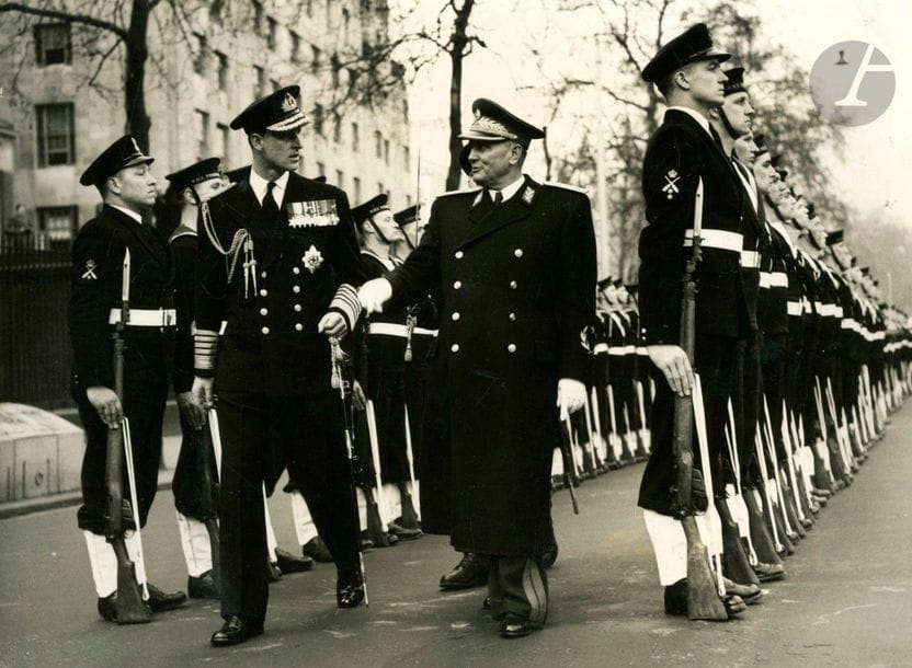 Photographes de presse 
Le général Tito, 1952-1953. 
Josip Broz Tito à Londres avec la Reine Elizabeth, le duc d'Édimbourg et la princesse Margaret. Le général Tito et la guarde maritime à Westminster. Le général Tito au mémorial de Cenotaph à Whitehall. Tito et Madame Churchill. Le général Tito et le secrétaire des affaires étrangères Anthony Eden. 
16 épreuves argentiques. Légendes, tampons de presse, dates et indications de recadrages aux versos. 
Formats : de 10,5 x 15 à 15 x 18 cm

Press Photographers 
General Tito, 1952-1953. 
Josip Broz Tito in London with Queen Elizabeth, The Duke of Edinburgh and Princess Margaret. General Tito and the Maritime Guard at Westminster. General Tito at the Cenotaph Memorial in Whitehall. Tito and Mrs. Churchill. General Tito and Foreign Secretary Anthony Eden. 
16 gelatin silver prints. Captions, press stamps, dates and crop marks on versos. 
Dimensions: from 10.5 x 15 to 15 x 18 cm